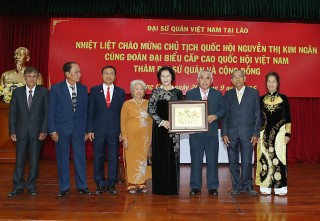 Chủ tịch Quốc hội Nguyễn Thị Kim Ngân đến thăm Đại sứ quán nước ta và Cộng đồng người Việt tại Lào